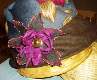 chapeau cloche marron et fleur fond jean - 10 Euros (hors frais d`envoi)