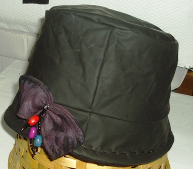 chapeau cloche de pluie décor noeud et perles - 10 Euros (hors frais d`envoi)